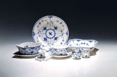 Speiseservice, Royal Copenhagen, Musselmalet Halbspitze für 6 Personen, 6 Menueteller, 6 Suppentassen mit Untertassen, eine Sauciere, Salz- und ...