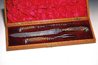 Dreiteiliges Jagd-Tranchierbesteck,, England, um 1900, Hirschhorngriffe mit aufwendigen Silbermonturen, orig. Kassette, Messer ca. 43 cm, Kassette ...