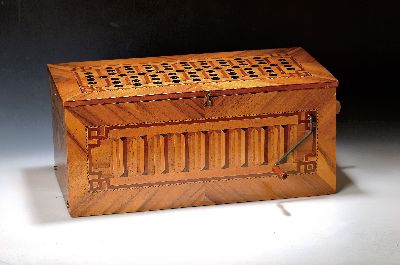 Große böhmische Tonzungendrehorgel mit 8 Melodien, um 1820, Ventilbalken signiert J. Prohaska, Holzgehäuse mit Nussbaumfurnier, Faden- und ...
