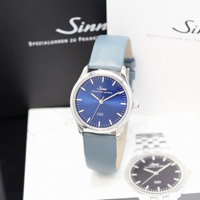 SINN 434 Damenarmbanduhr in Stahl, Deutschland verk. lt. beil. Pap. 09/2023, quarz, Boden 6-fach verschr., orig. Lederband m. dopp. Faltschl., blaues ...