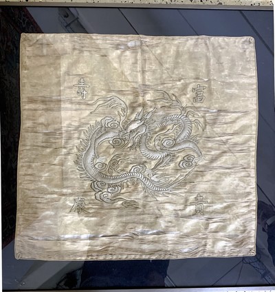 Seidenstickerei antik, China, 19.Jhd, mit Inschrift"Langes Leben-Gesundheit-Wohlstand und Ehre", gerahmt ca. 72 x 72 cm, EHZ: 3(Risse)