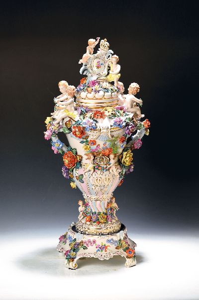 Monumentale Prunkdeckelvase, Potschappel Dresden, nach 1950, ca. 72cm hohe Deckelvase, dreiteilig, Doppelhenkel in Astform, godronierter Fuß mit je ...