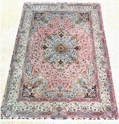 Täbriz"Shadkam"fein(60 Raj), Persien signiert, Mitte 20.Jhd, Korkwolle mit und auf Seide, ca. 420 x 300 cm, ca. 800.000 Kn/qm, EHZ: ...