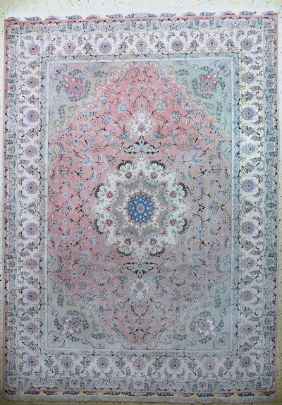 Täbriz fein(50 Raj) signiert, Persien, Ende20.Jhd, Korkwolle mit und auf Seide, ca. 351 x252 cm, ca. 500.000 Kn/qm, verblasst, EHZ: 1-2