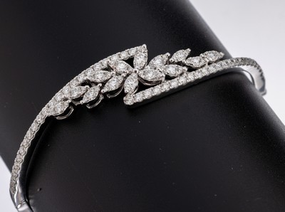 18 kt Gold Brillant-Armreif, WG 750/000, 60Brillanten zus. ca. 2.0 ct hochfeines Weiß- feines Weiß(E-F-G)/vs-si, ca. 16.9 g, D. ca. 5.5 x 4.6 cm, ...