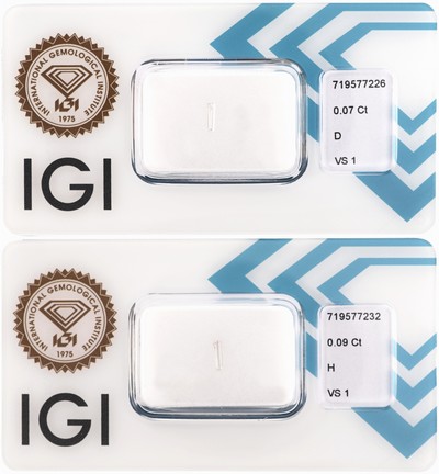 Lot 2 lose Diamanten, tapered Baguette, 1 x 0.09 ct Weiß/vs1, 1 x 0.07 ct hochfeines Weiß (D)/vs1, eingeschweißt, IGI-Expertisen anbei