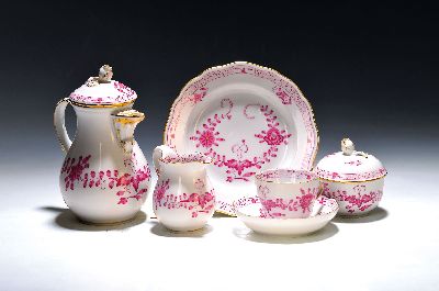 Mokkaservice, indische Malerei purpur, Meissen, nach 1980, 2.Wahl, Porzellan, Goldrand, 6 Tassen mit UT, 6 Teller D. 16,5 cm, Kännchen, Zuckerdose ...