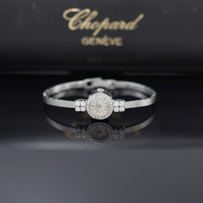 CHOPARD Damenarmbanduhr in WG 750/000 mit Diamanten, Schweiz um 1970, Handaufzug, orig. Goldband, Boden aufgedr., Lünette sowie Bandanstöße aufw. ...
