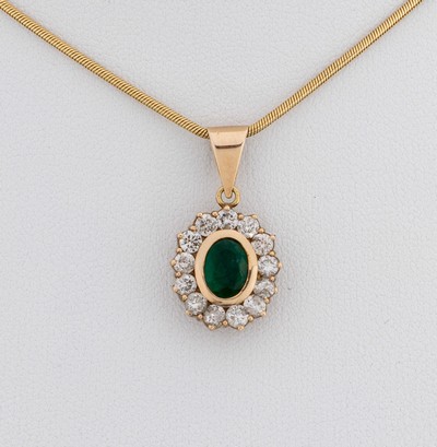 14 kt Gold Smaragd-Brillant-Anhänger, RoseG585/000 gepr., mittig ovalfacett. Smaragd ca. 1.0 ct, 13 Brillanten zus. ca. 0.91 ct Weiß/p,an Kette, ...