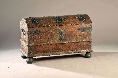 Runddeckeltruhe, Barock, um 1740/50, Eiche massiv, kräftige Eisenbänder, seitlich mit je einem Eisengriff, auf Tellerfüßen, ca. 70x108x54 cm, EZ ...