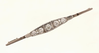 14 kt Gold Diamant-Brosche, 1930er Jahre, WG 585/000 gepr., 5 Altschliffdiamanten im Verlauf zus. ca. 0.70 ct Weiß/p, L. ca. 5.8 cm, ca. 3.6 g