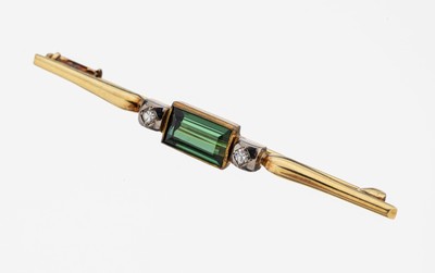14 kt Gold Turmalin-Diamant-Brosche, GG/WG 585/000, Turmalin-Baguette von sehr schöner Farbe ca. 1.20 ct, 2 in WG gefasste 8/8-Diamanten zus. ca. ...
