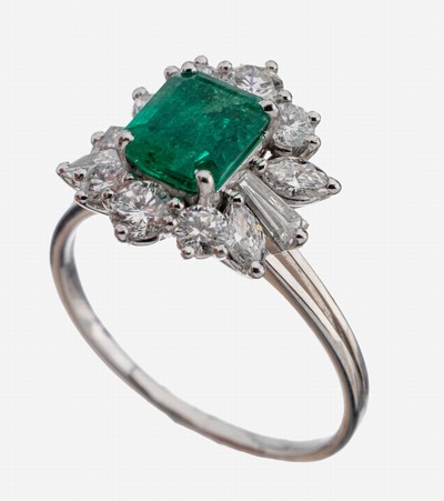 14 kt Gold Smaragd-Diamant-Ring, WG 585/000gepr., Smaragd im Emerald Cut ca. 1.10 ct, 4 Diamant-Navettes, 2 Diamant-Triangeln und 6 Brillanten zus. ...