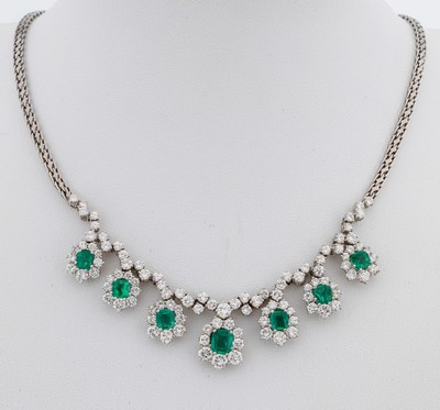 18 kt Gold Smaragd-Brillant-Collier, GG 750/000, 7 Smaragd-Carrees von feiner Farbe zus. ca. 4.0 ct, 87 Brillanten zus. ca. 6.30 ct feines ...