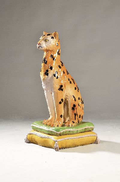 Keramikfigur eines Geparden auf einem Paar Kissen, Italien, 2.Hälfte 20.Jh., Keramik, farbig bemalt, 2-tlg., Kissensockel bestoßen, H. 85 cm