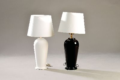 Paar Tischlampen, wohl Italien, 20.Jh., Keramik, 1x schwarz und 1x weiß glasiert, 1 Brennstelle, Textilschirme, H. 69 cm, Elektrifizierung ungeprüft