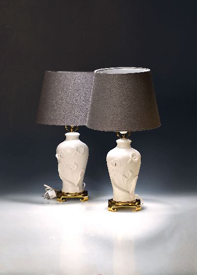 Paar Tischlampen, Franklin Mint, USA, 20.Jh., Biskuit-Porzellan, Reliefdekor von Calla -Blüten, Messingmonturen, Textilschirme in grau, H. 62 cm, 1 ...