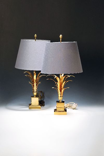 Paar Tischlampen, 20. Jh., im Stil Maison Charles Paris, Messing poliert, mit Palmblattdekor, drei Brennstellen, Textilschirme, Elektrifizierung ...