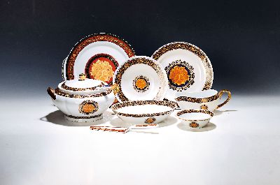 Tafelservice "Bacchus", Limoges, Frankreich,Porzellan, blau- und rotgrundiger Dekor mit Bacchushaupt und Goldstaffage, rot: Kuchenplatte D. ...