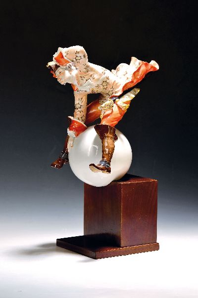 Porzellanfigur Münchhausen, Meissen, Mitte 20. Jh., Entwurf Alexander Struck 1938, der "Lügenbaron" auf der großen weißen Kanonenkugel ...