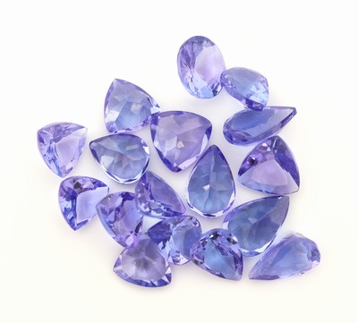 Lot 17 lose Tansanite, zus. ca. 6.39 ct, in versch. Formen und Farbnuancen