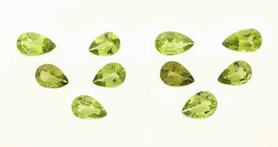 Lot 10 lose Peridots, zus. ca. 18.07 ct, facett. Tropfen, in versch. Größen und Farbnuancen