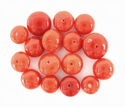 Lot 16 lose Korallencabochons, zus. 46.04 ct, in versch. Größen und Farben, Versand nur innerhalb der EU