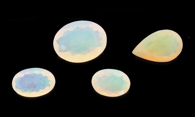 Lot 4 lose Opale, zus. ca. 17.69 ct, 1x facett. Tropfen, 3x ovalfacett., versch. Größen