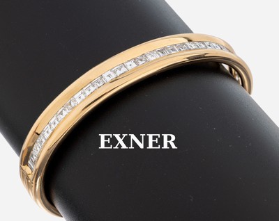 18 kt Gold Diamant-Armreif, GG 750/000, schöne schwere Verarbeitung, 31 Diamant- Carrees zus. ca. 4.65 ct feines Weiß/vs, D. ca. 5.8 x 5 cm, ...