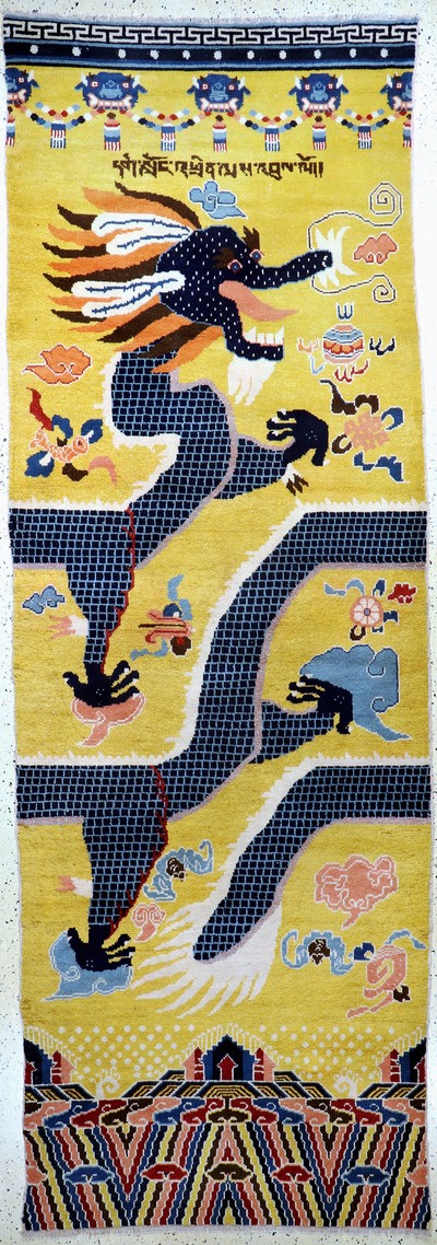 "Säulen-Drachen Teppich", Ning-Hsia, Westchina, um 1900, Wolle auf Baumwolle, ca. 385 x 130 cm, tibetische Inschrift(ich überbringe die ...