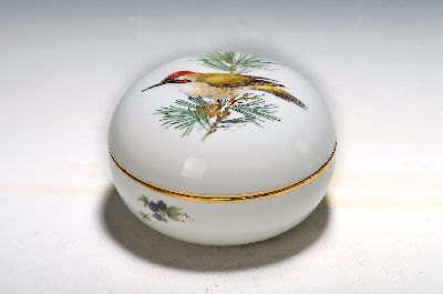 Große Deckeldose, Meissen, wohl 30/40er Jahre, feine Vogelmalerei, Grünspecht, auf einem Kiefernzweig sitzend, Goldrand, D. 12.5 cm