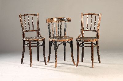 3 Bugholzstühle, Thonet, um 1900, Kaffeehaussessel Nr. 26, H. 78 cm, mit Etikett und Prägestempel Thonet; Paar Stühle Nr. 66/14 mit ...