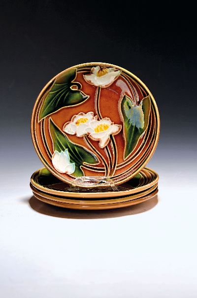 Satz von 4 Jugendstiltellern, Villeroy & Boch, Septfontaines, um 1900, Modellnr. 1789, Keramik, farbig glasiert, Reliefdekor von Wasserlilien, D. 17 ...