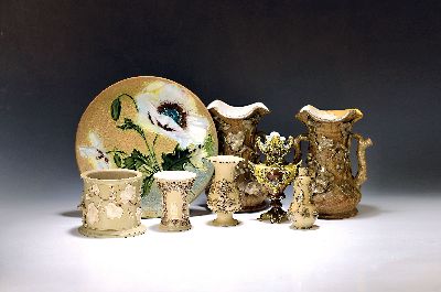 Konvolut 9 Historismus-Keramiken, überwiegend V&B, um 1900, Keramik, überwiegend versilberter Reliefdekor, Henkelkanne mit Weinlaub, H. 21 cm, l. ...