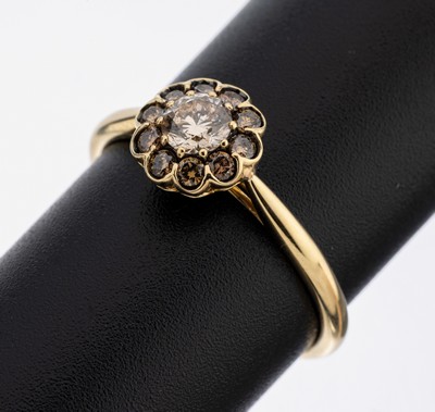 14 kt Gold Brillant-Ring, GG 585/000, mittig Brillant ca. 0.35 ct get.Weiß/si, umgeben von 10 Brillanten zus. ca. 0.15 ct Braun/p, RW 57, ca. 2.1 g