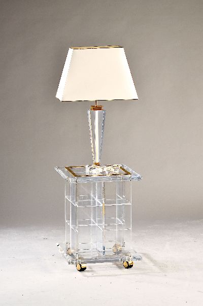 Beistelltisch und Tischlampe Italien, 1980er J., Acryl u. Messing, Tisch ca. 58x45x45cm, Tischlampe H.ca. 75cm, Elektr. ungeprüft jedoch lt. ...
