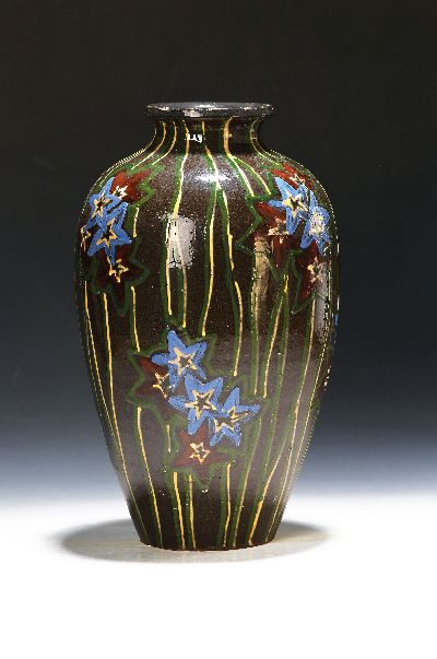 Große Vase, Ernst Huber-Roethe, Villingen, rotbraune Majolika, bunte florale Gießbüchsen-Malerei, am Boden sign., H. ca. 36cm
