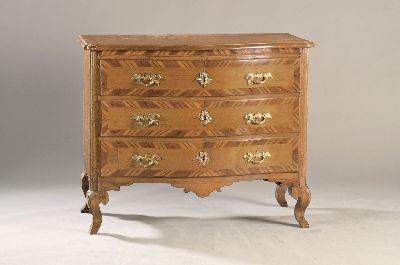 Sächsische Barockkommode, wohl Dresden, um 1760, geschweifter Eichenkorpus, Front mit breit gerahmten Furnierfeldern aus Obstholz (wohl Zwetschge), ...
