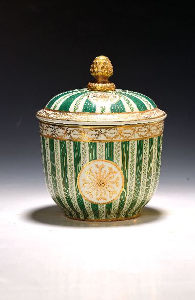 Große Deckeldose, United Wilson Porcelain Factory, Hong Kong, um 1900, Porzellan, reiche Goldstaffage, berieben, 22x18 cm