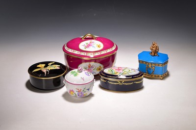 5 Deckeldosen verschiedener Manufakturen, u.a. Dresden und Limoges, 20.Jh., Porzellan, große vierpassige Dose mit Purpurfond 13x18x16 cm; blaue ...