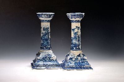 Leuchterpaar, United Wilson Porcelain Factory, Hong Kong, um 1900, Porzellan, weiße Krakelee-Glasur, unterglasurblaue Malerei, H. 28 cm