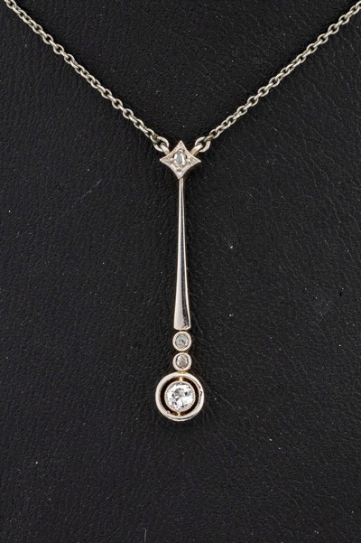 14 kt Gold Diamant-Collier, um 1930, GG 585/000, Mittelteil schauseitig WG, 1 Altschliffdiamant und 3 Diamantrosen zus. ca. 0.08 ct Weiß/p, L. ca. ...