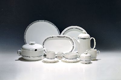 Speise- und Kaffeeservice, Rosenthal, Modell Duo mit Platinborte, Entwurf Ambrogio Pozzi, 13 flache Teller, 13 Suppentassen mit 12 Untertassen, 12 ...