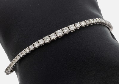 18 kt Gold Brillant-Linienarmband, WG 750/000, 62 Brillanten im Verlauf zus. ca. 3.60 ct Weiß-l.get.Weiß/si-p, L. ca. 18 cm, Kastenschloss mit 2 ...
