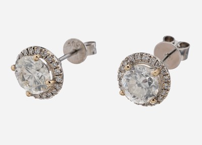Paar 18 kt Gold Brillant-Ohrstecker, WG 750/000, 2 Brillanten zus. ca. 2.02 ct Weiß/p,umgeben von Brillanten zus. ca. 0.16 ct Weiß/si, ca. 2.3 g, ...
