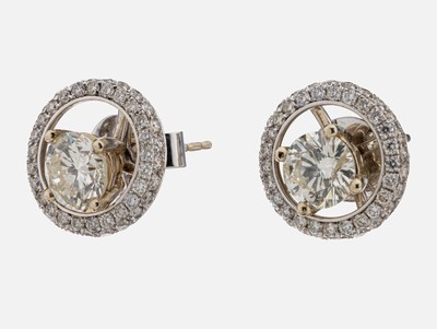 Paar 14 kt Gold Brillant-Ohrstecker, WG 585/000, 2 Brillanten zus. ca. 1.50 ct get.Weiß/p, abnehmbare Kränze mit Brillanten zus. ca. 0.45 ct ...