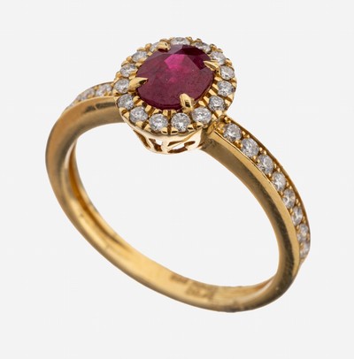 14 kt Gold Rubin-Brillant-Ring, GG 585/000,mittig ovalfacett. taubenblutroter burmesischer Rubin ca. 0.70 ct, erhitzt, 31 Brillanten zus. ca. 0.40 ...