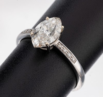 18 kt Gold Diamant-Ring, WG 750/000, mittigerhaben gefasste Diamantnavette ca. 1.05 ct Weiß/p, Ringschultern mit 8 Brillanten zus. ca. 0.05 ct ...