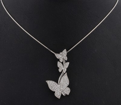 18 kt Gold Brillant-Anhänger, WG 750/000, 3 Schmetterlinge ausgefasst mit Brillanten zus. ca. 2.0 ct Weiß/vs-si, an Kette, L. ca. 41 cm, ...
