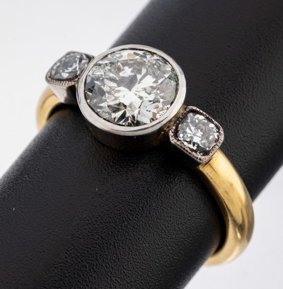 18 kt Gold Diamant-Ring, GG/WG 750/000, qualitätvolle Verarbeitung, mittig Altschliffdiamant ca. 1.80 ct l.get.Weiß/p, seitl. 2 ...